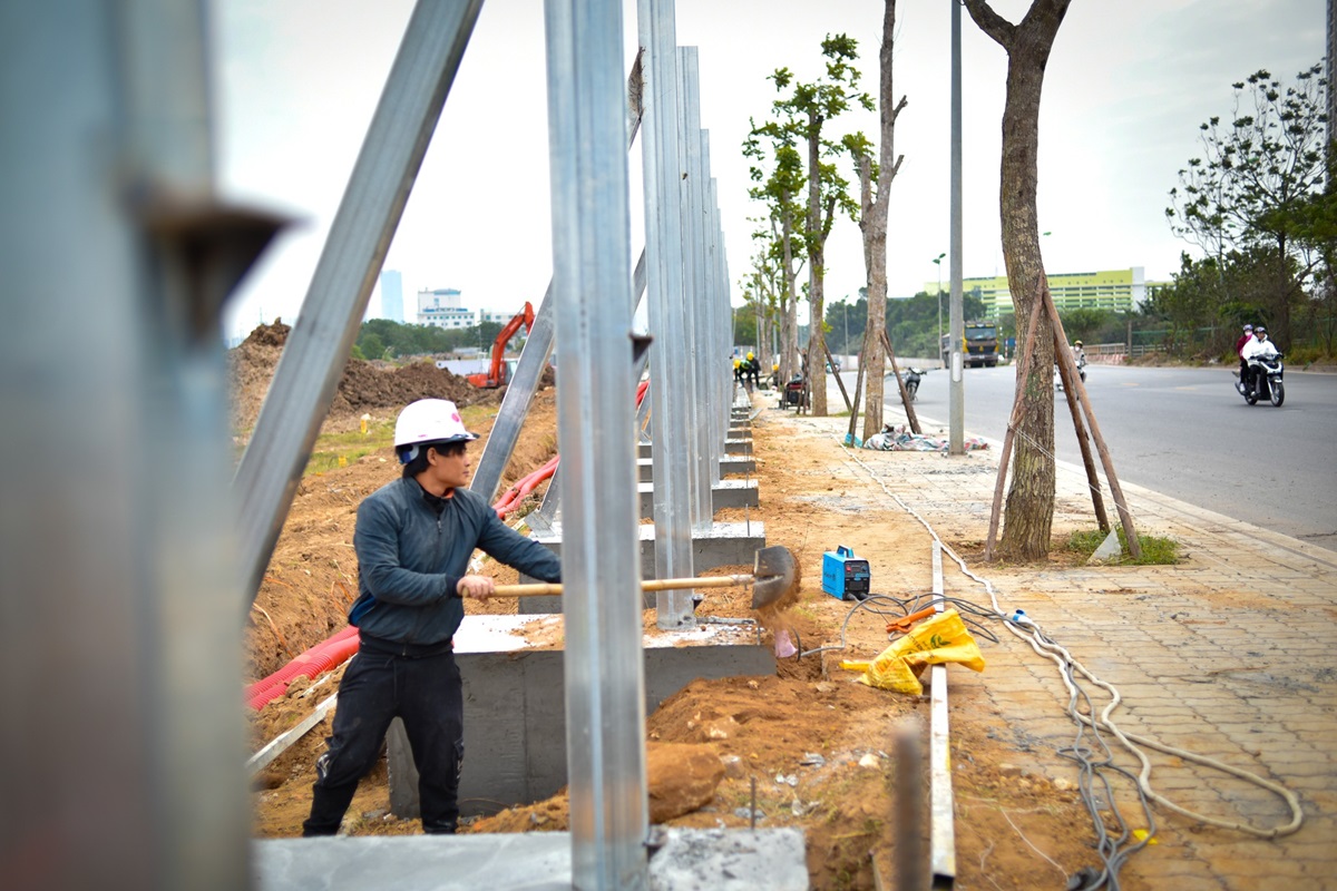 Hiện dự án Lumi Hanoi đang làm một số hạng mục nhỏ như đào rãnh thoát nước, xây khung để chuẩn bị quây tôn.